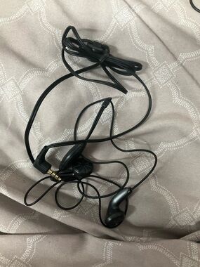 ⭐️ 10-4-$10- Black Wired Earbuds - Classic 3.5mm Jack
